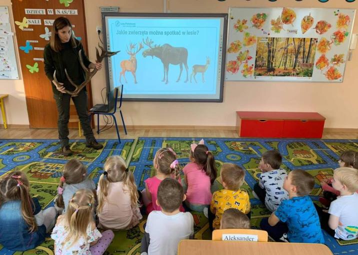 Edukacja&#x20;leśna&#x20;w&#x20;przedszkolu_pokaz&#x20;poroża&#x28;Fot&#x2e;&#x20;Monika&#x20;Mendowska&#x29;